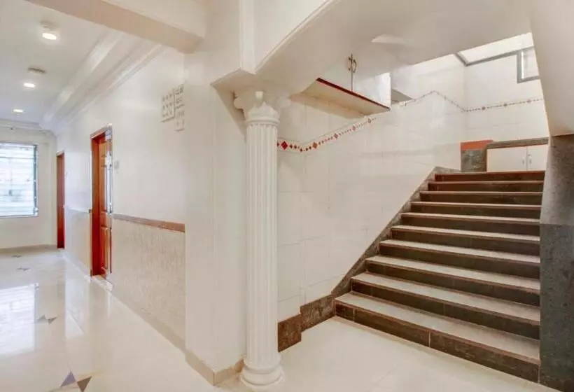 Hotelli Treebo Cruz Royale Santacruz West