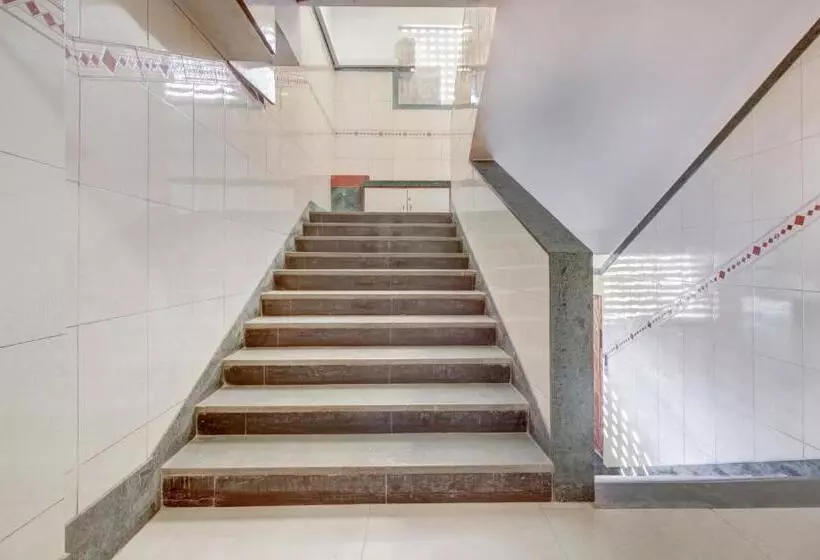 Hotelli Treebo Cruz Royale Santacruz West