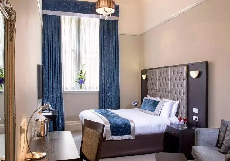 هتل The Richmond Apart