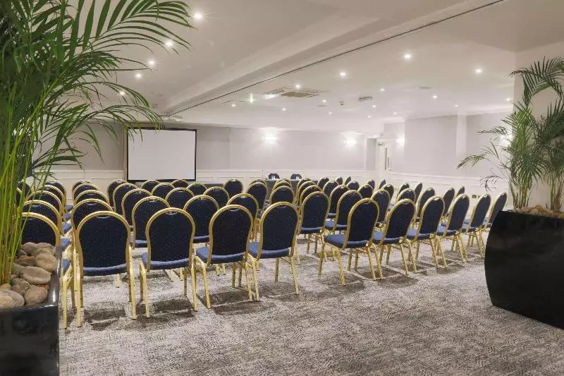 هتل The Richmond Apart