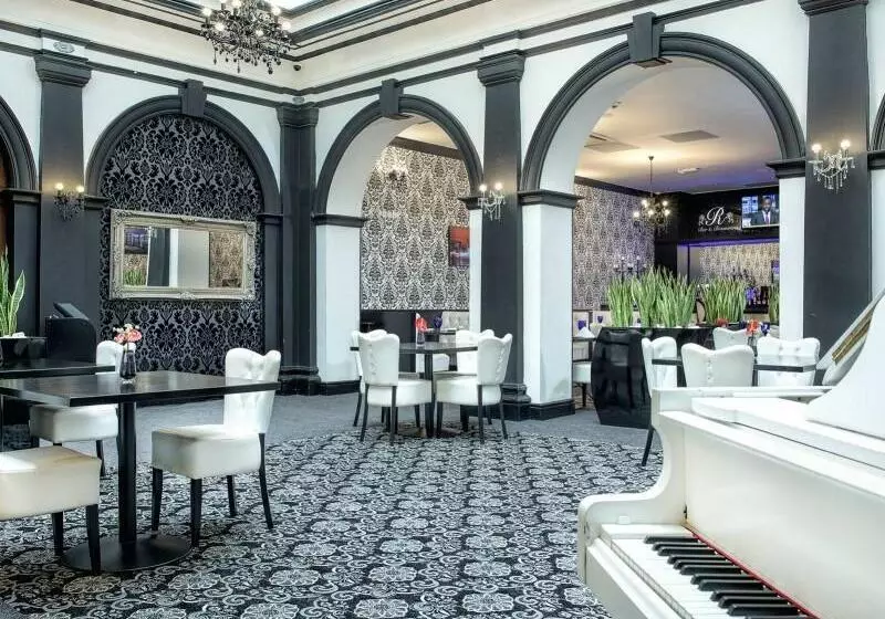 هتل The Richmond Apart