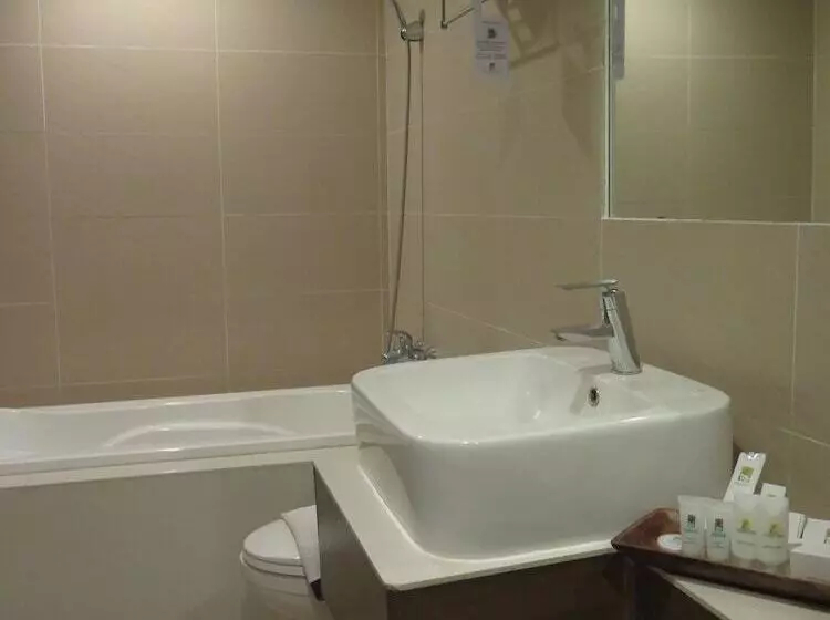 The Ritz Hotel At Garden Oases