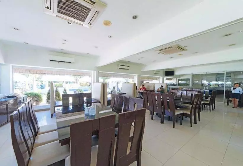 The Ritz Hotel At Garden Oases