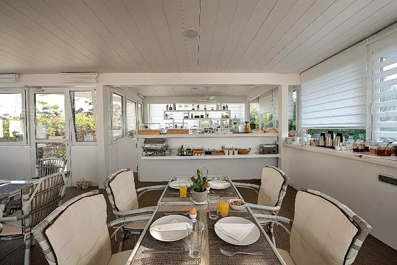 Iros Boutique Suites & Villas