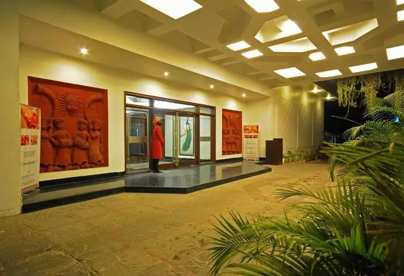 בית מלון כפרי Golden Tulip Udaipur