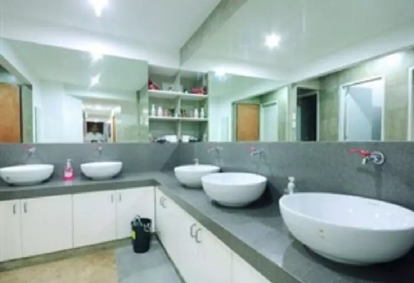 Отель Mnl Boutique Hostel