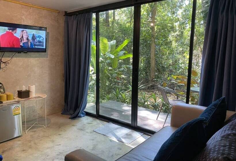 Отель Beachbox Kohchang