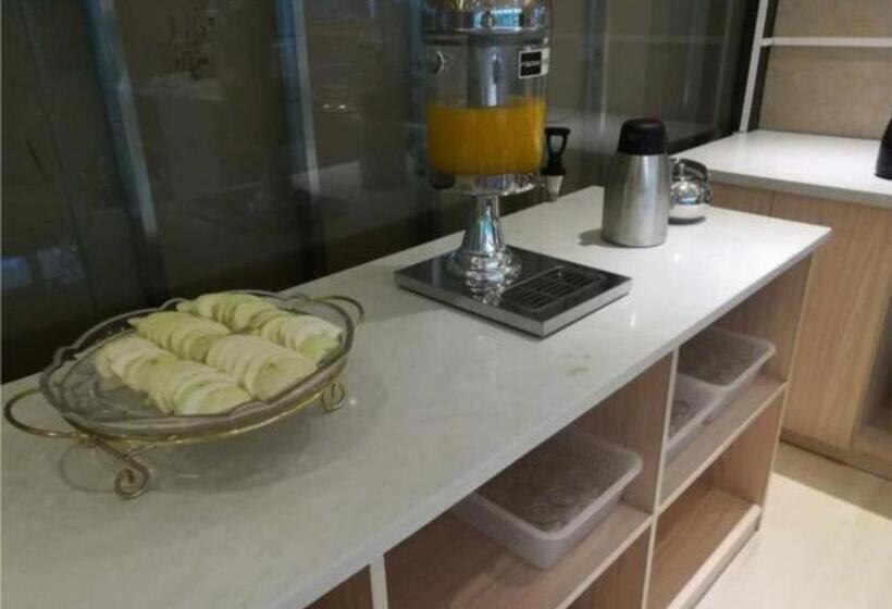 בית מלון כפרי City Comfort Inn Zhuhai Qinglv Middle Road Riyuebei Grand Theater