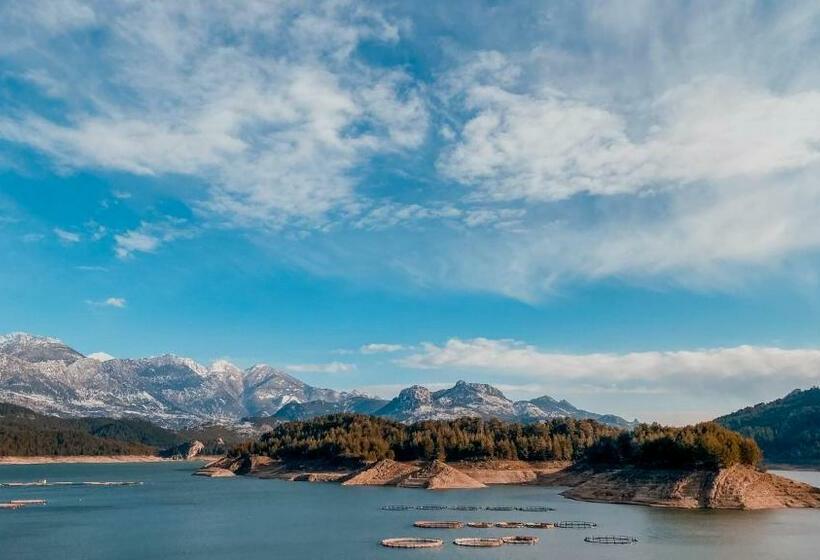 Dolphin Boutique Hotel & Restaurant