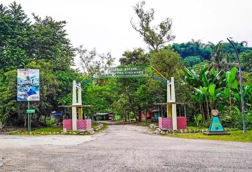 Hotelli Spot On 90916 Eco Tourism Geopark Rajamandala Homestay