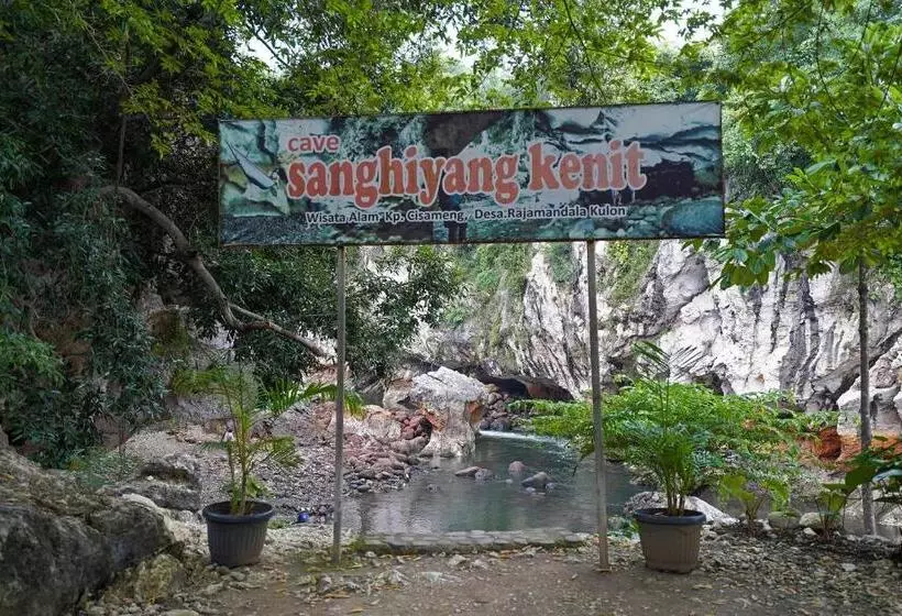 Hotelli Spot On 90916 Eco Tourism Geopark Rajamandala Homestay