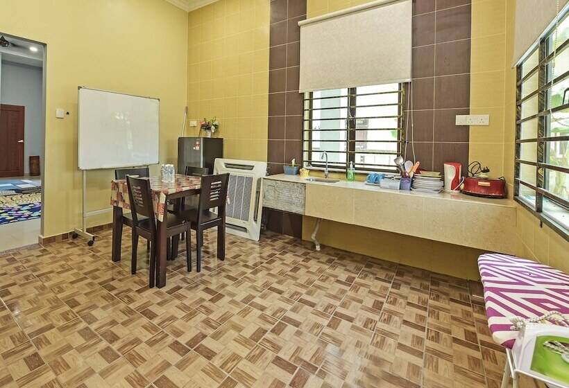 בית מלון כפרי Oyo 90448 Nurbayu Guest House