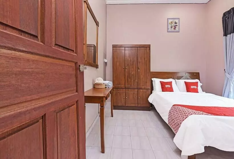 Hotelli Oyo 90448 Nurbayu Guest House