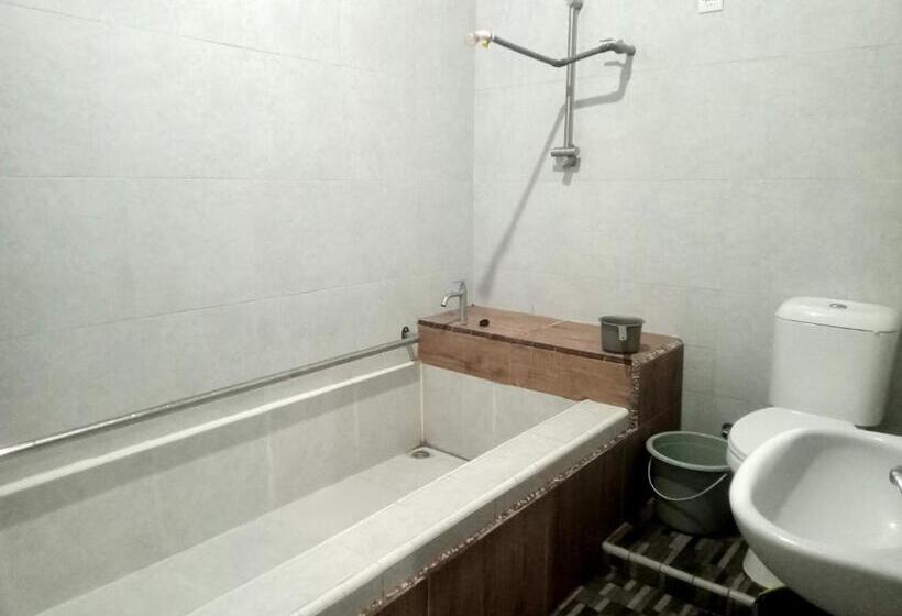 Pension (Hôtel basse catégorie) Pine Tree House