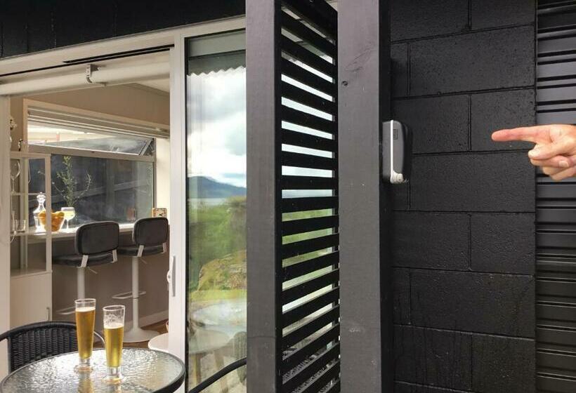 تختخواب و صبحانه Spectacular Lake Views