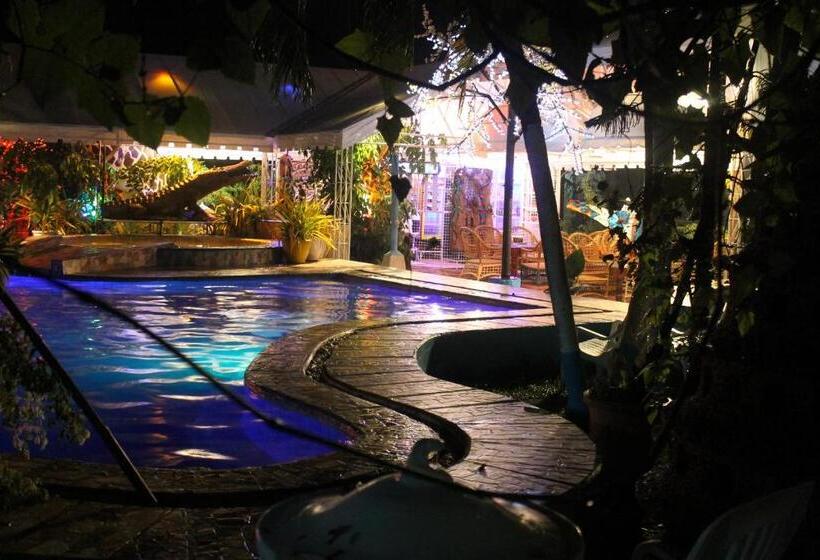 בית מלון כפרי Deep Forest Garden