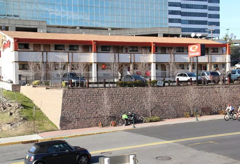 Отель Econo Lodge Fort Lee