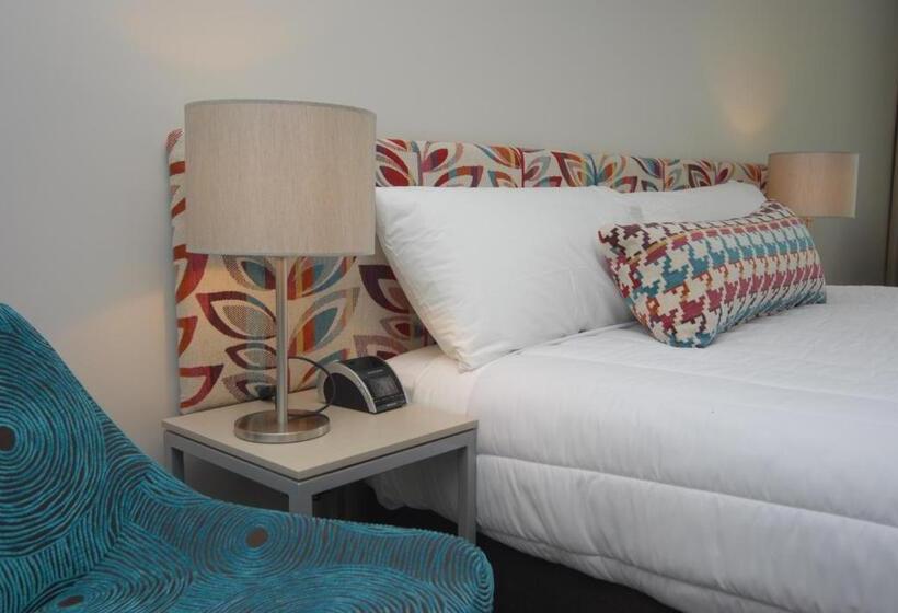 Navigate Seaside Hotel & Apartments