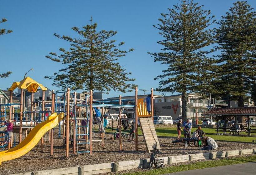 Navigate Seaside Hotel & Apartments