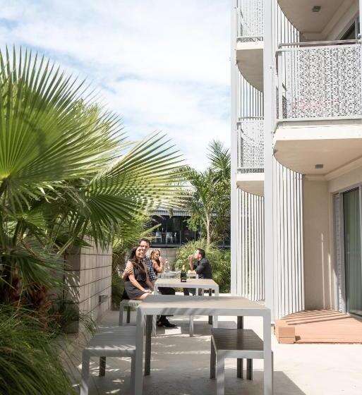 Navigate Seaside Hotel & Apartments