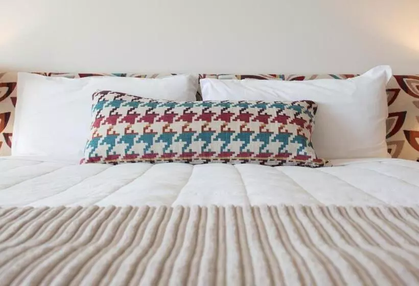 Navigate Seaside Hotel & Apartments