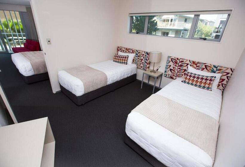 Navigate Seaside Hotel & Apartments