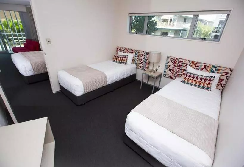 Navigate Seaside Hotel & Apartments