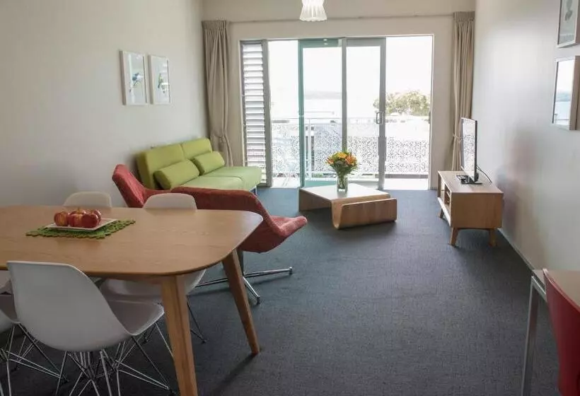 Navigate Seaside Hotel & Apartments