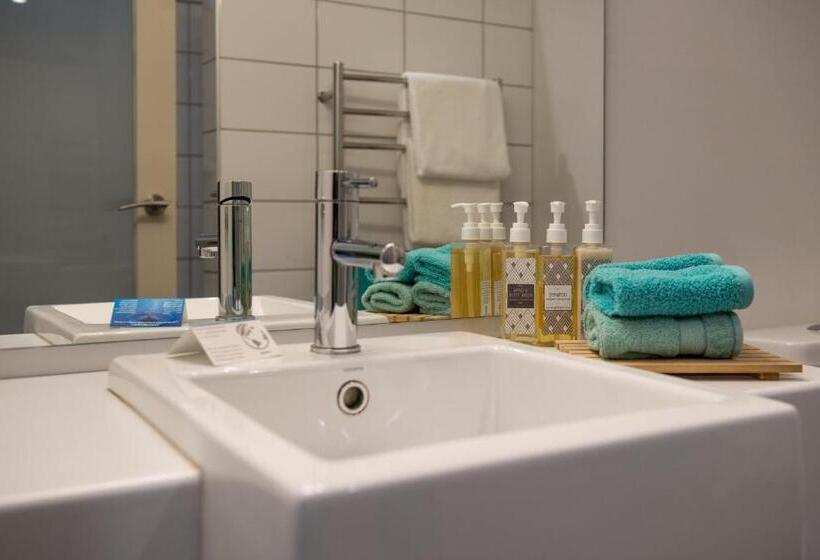 Navigate Seaside Hotel & Apartments