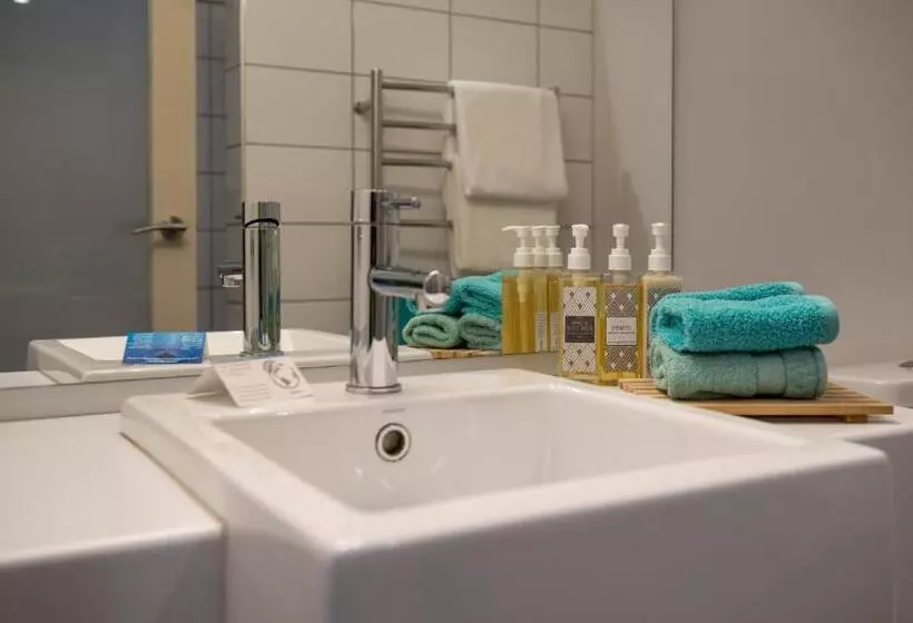 Navigate Seaside Hotel & Apartments