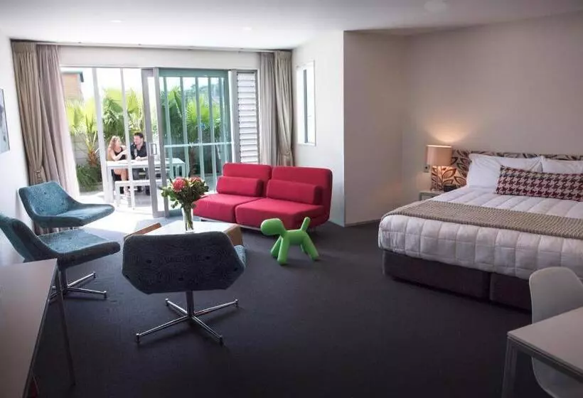 Navigate Seaside Hotel & Apartments