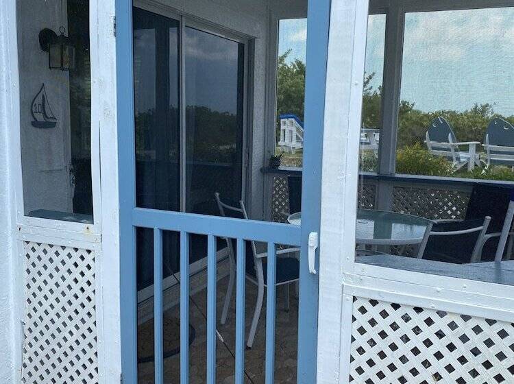 Tropical Winds Motel & Cottages