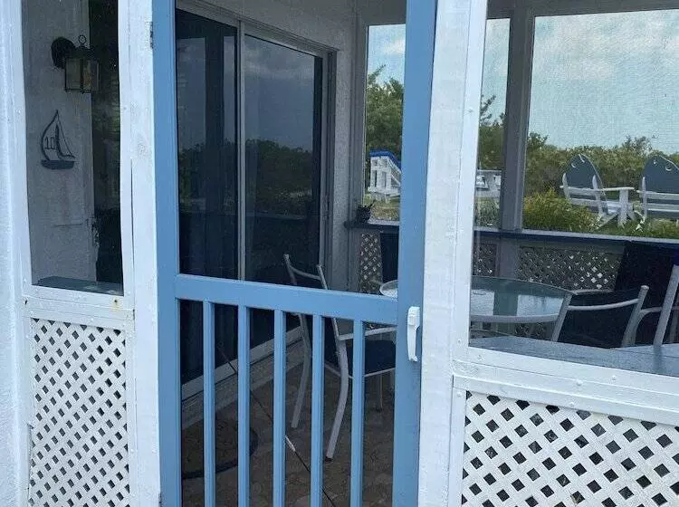 Tropical Winds Motel & Cottages