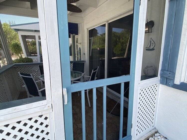 Tropical Winds Motel & Cottages