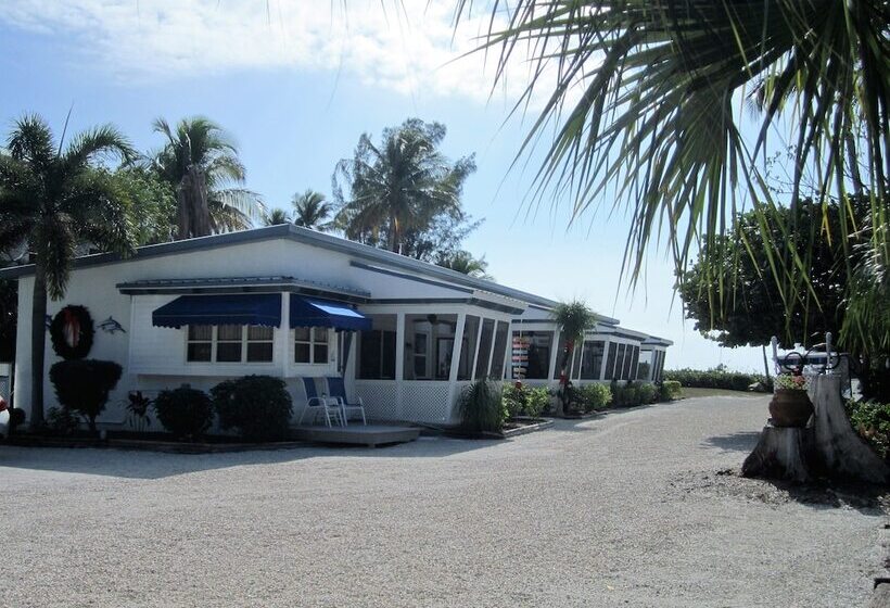 Tropical Winds Motel & Cottages