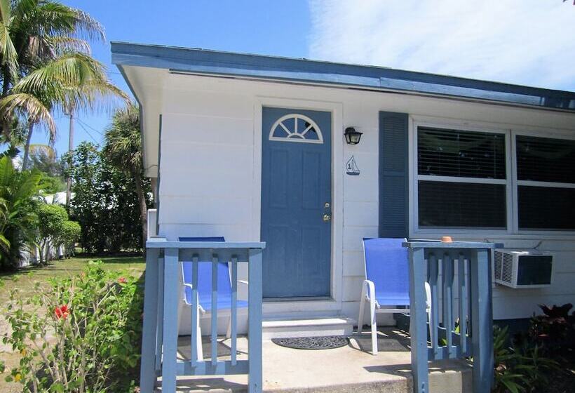 Tropical Winds Motel & Cottages