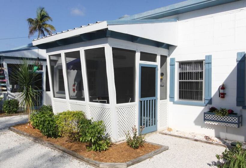 Tropical Winds Motel & Cottages