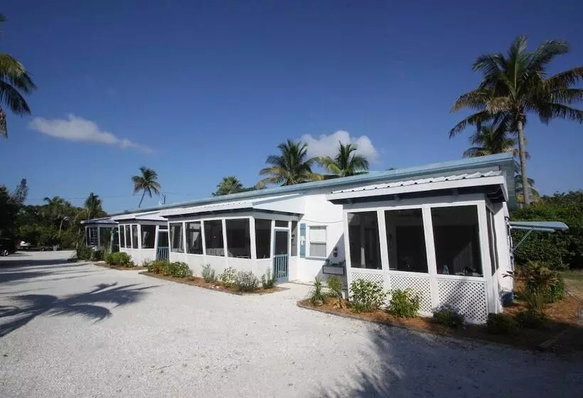 Tropical Winds Motel & Cottages