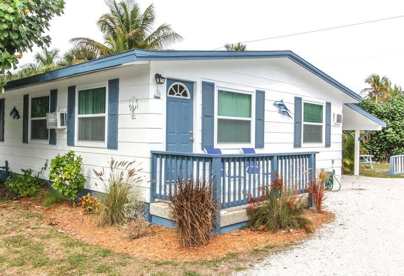 Tropical Winds Motel & Cottages