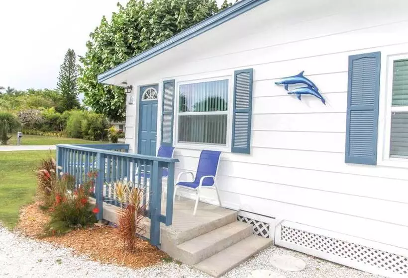 Tropical Winds Motel & Cottages