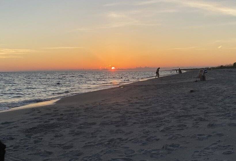 Tropical Winds Motel & Cottages