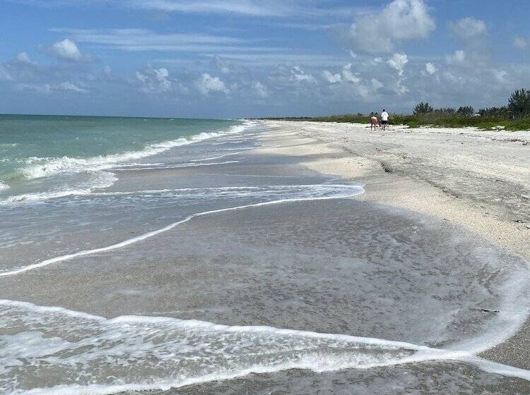 Tropical Winds Motel & Cottages