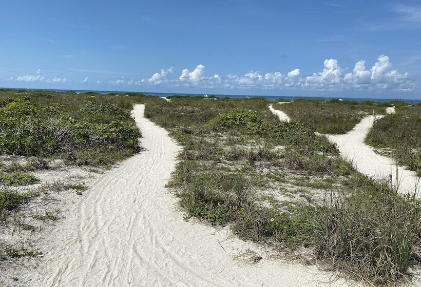 Tropical Winds Motel & Cottages