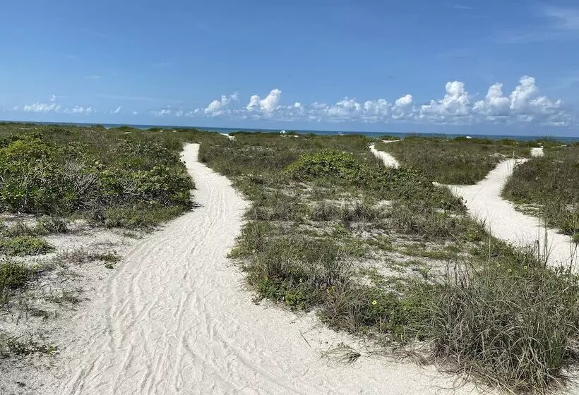 Tropical Winds Motel & Cottages