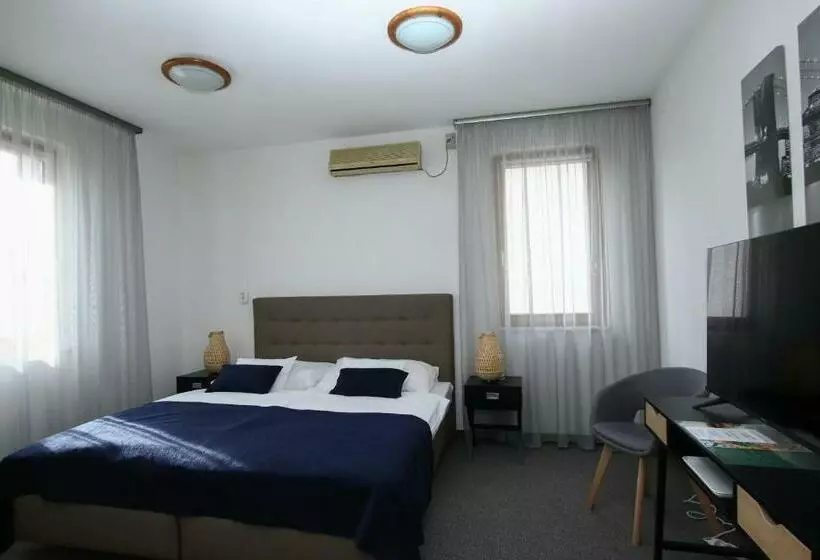 ベッドアンドブレックファースト Jonathan Bed&pizza