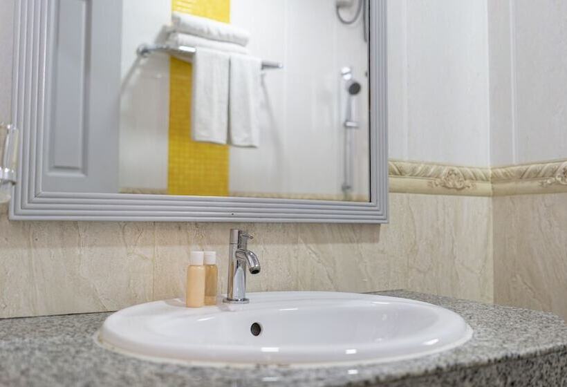 Umet Seaview Hotel With Free Roundtrip Airport Pick Up And Drop Off