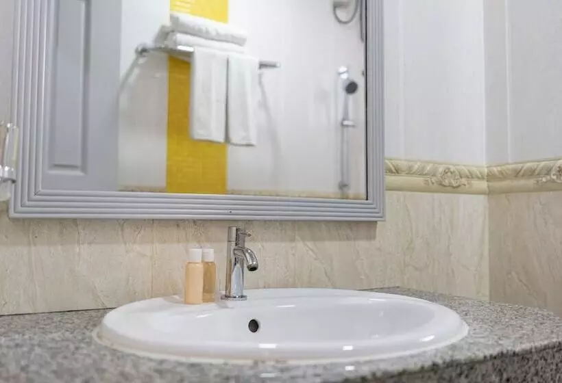 Umet Seaview Hotel With Free Roundtrip Airport Pick Up And Drop Off