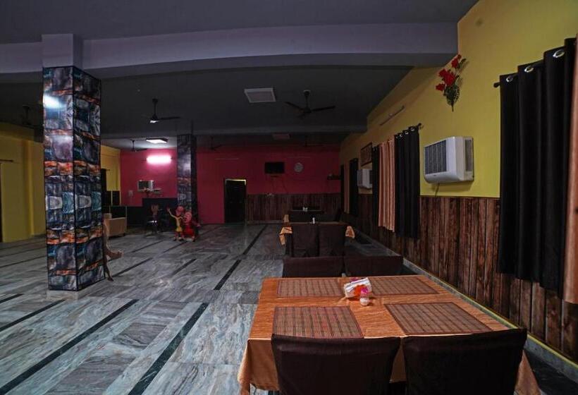 Hotelli Oyo 30612 Merry Garden