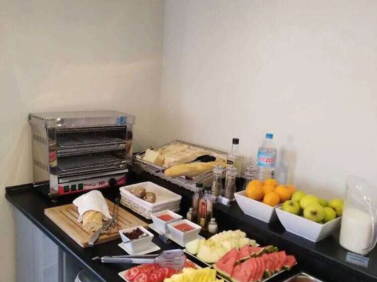 مسافرخانه Rincon De Gran Via