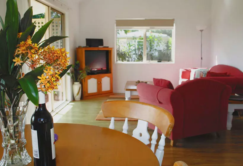 هتل Poinciana Cottages